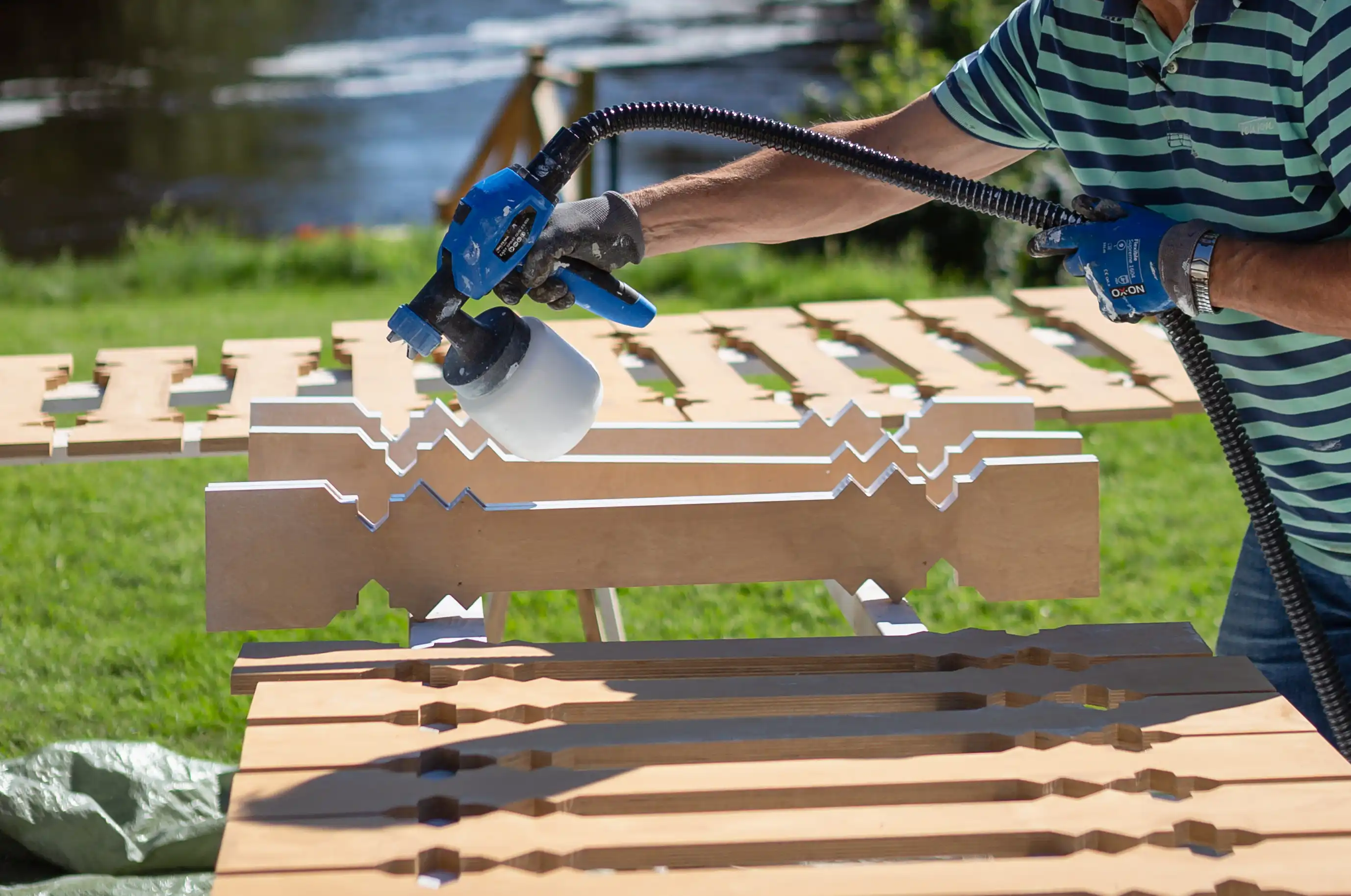 Freshly painted railings and fences in white color with an elegant style and a touch of turn-of-the-century feel - Gaveldekor