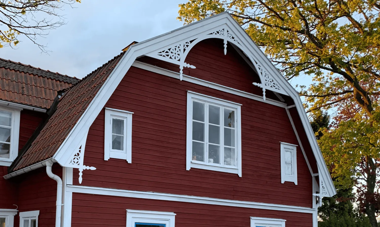 Ein Haus, dekoriert mit dem Giebeschmuck. Hergestellt aus Holz in Schweden.