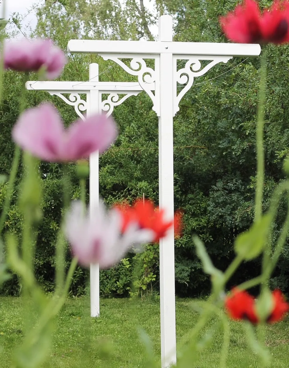 Gammaldags tvättställning med snickarglädje i gammal och äldre stil. Vita stolpar med träkonsoler från gaveldekor - Vacker torkställning