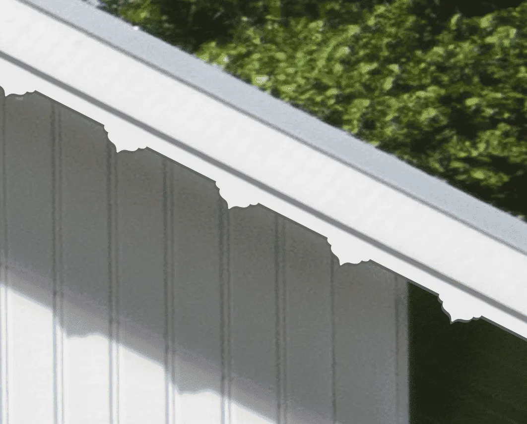 Vitt hus med vindskivedekor 013 - Trälister med gammaldags snickarglädje och husdekor för vindskiva, tak ock taknock.