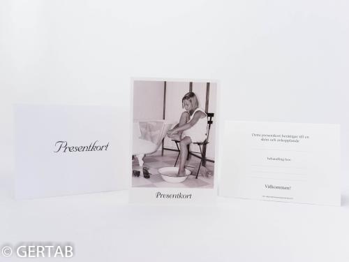 Presentkort flicka i fotbad 10 st s/v badrum