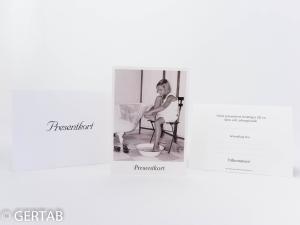 Presentkort flicka i fotbad 10 st s/v badrum