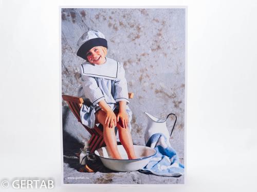 Plakat pige i fodbad blå/hvid