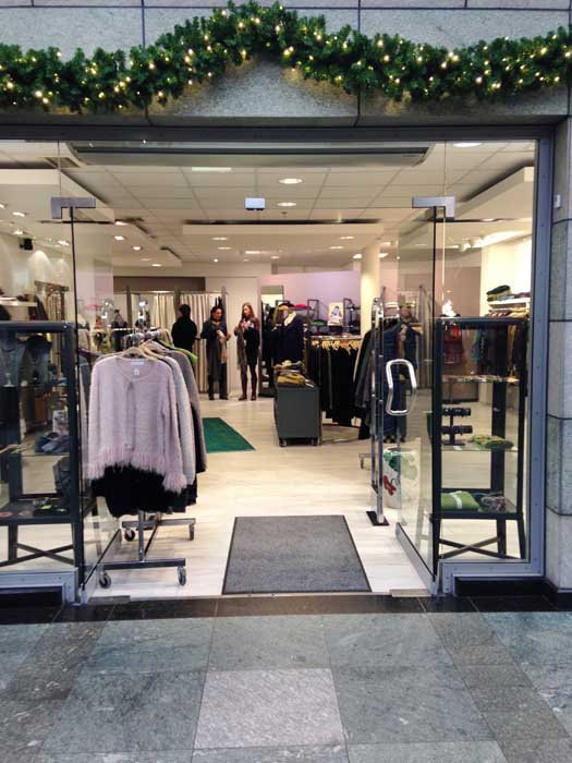 Torkmatta grå på golvet i en klädbutik