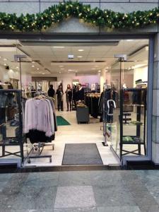 Torkmatta grå på golvet i en klädbutik