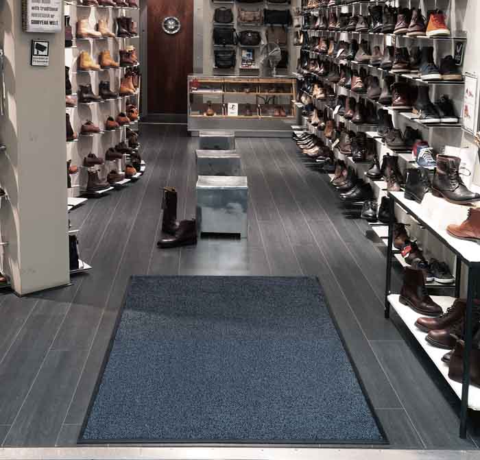 Torkmatta grå på golvet i en skobutik