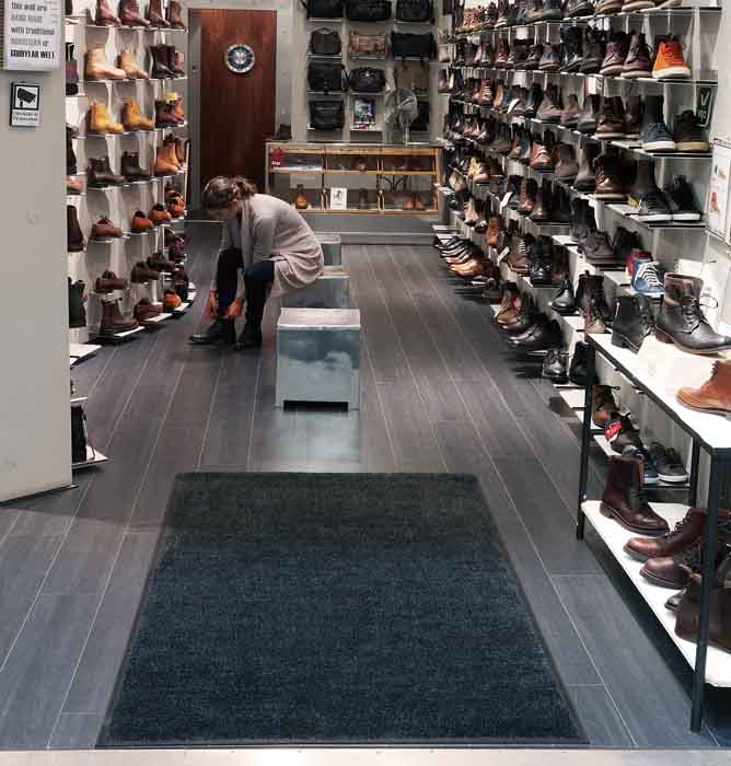 torkmatta antracit på golvet i en skobutik