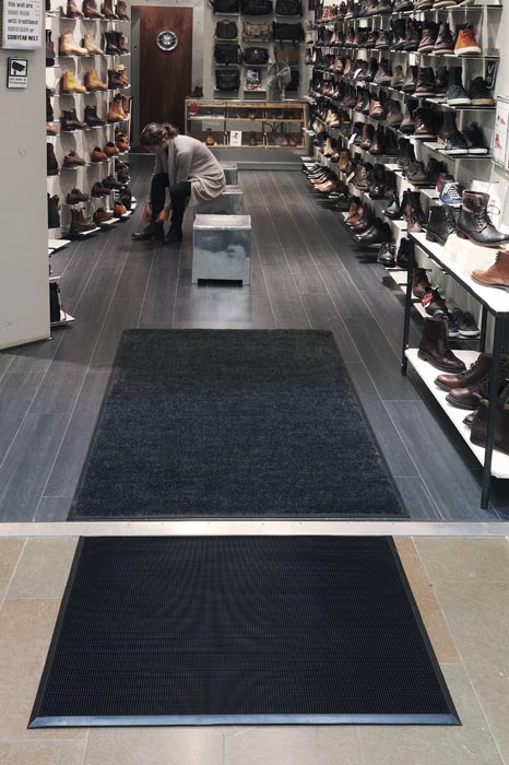 Torkmatta antracit som ligger på golvet i en affär