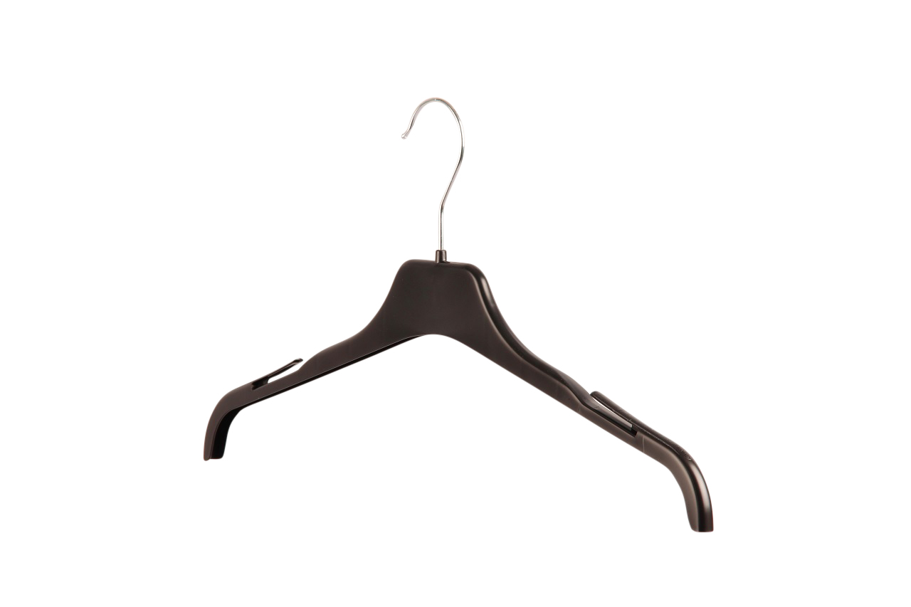 Vinklad bild på Svart plastgalge med krok i metall