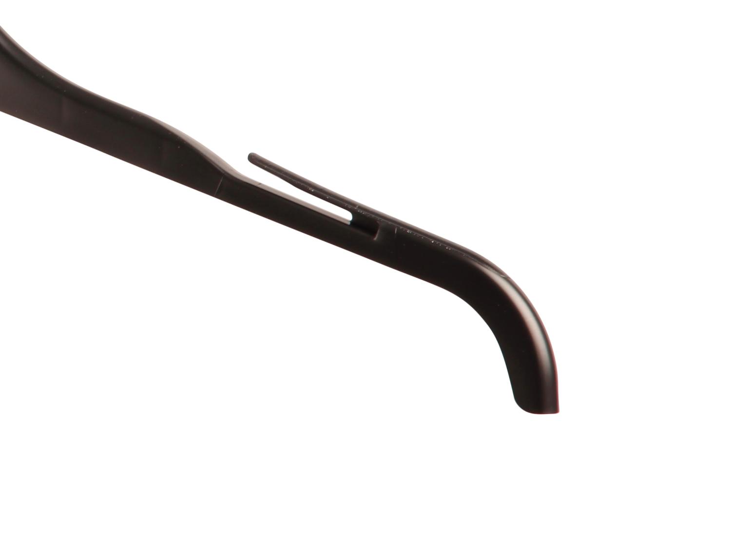 Närbild på ena sidan av Svart plastgalge med krok i metall