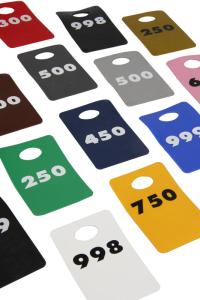 GARDEROBSBRICKA NUMRERAD. PRIS 100 STYCKEN.