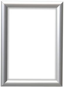 Silverfärgad snäppram i aluminium. Storleken är 700 x 1000 mm