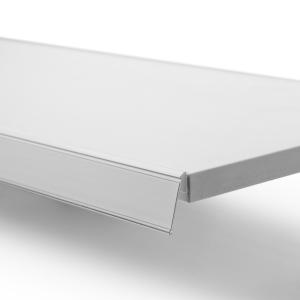 ETTIKETTLIST (HYLLKANTSLIST) VIT LUTANDE 885 MM