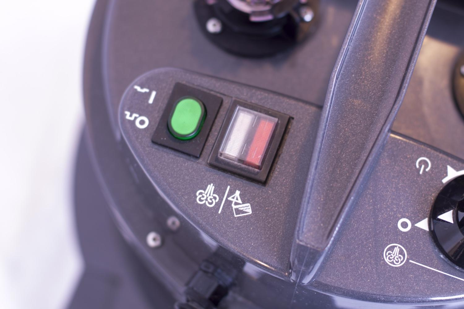 Varningslampa för tom vattenbehållare. Tydlig grön strömbrytare.