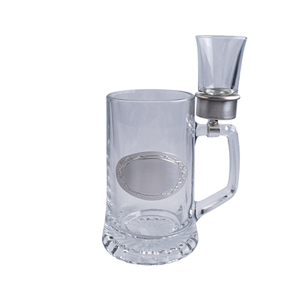 Glassejdel med gravyrplatta och snapsglas