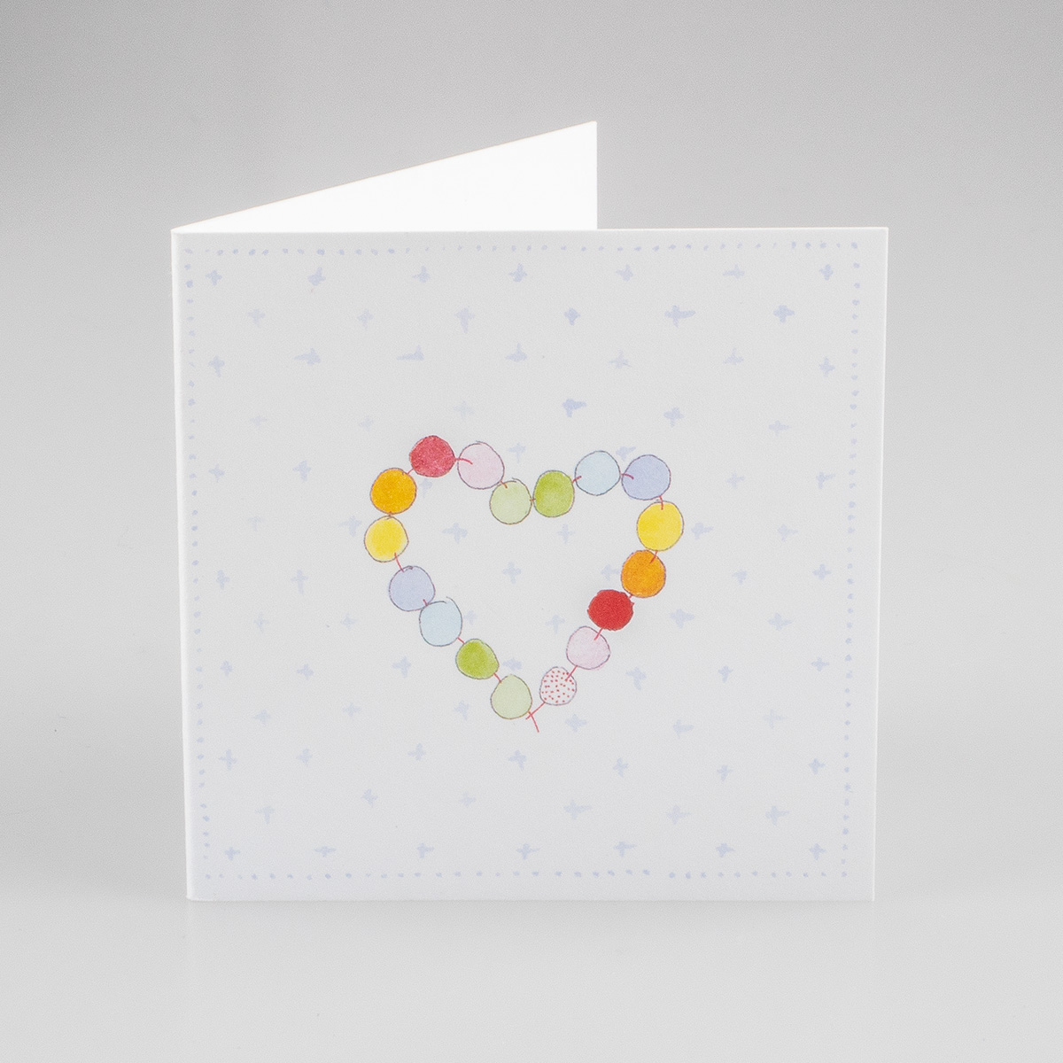 vitt kort med hjärta i olika färger