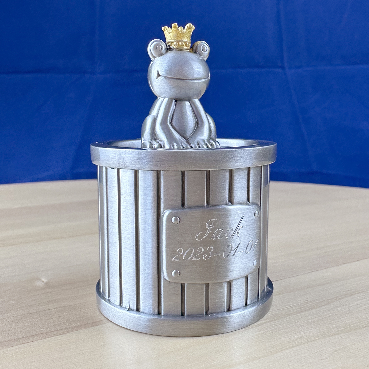 Dosa med grodprins på locket gravyrbar