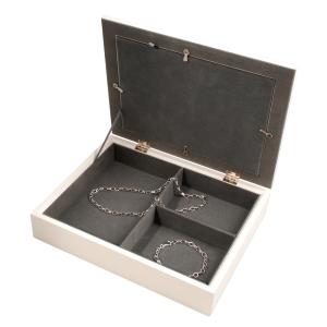 Smyckeskrin i trä insida med halsband