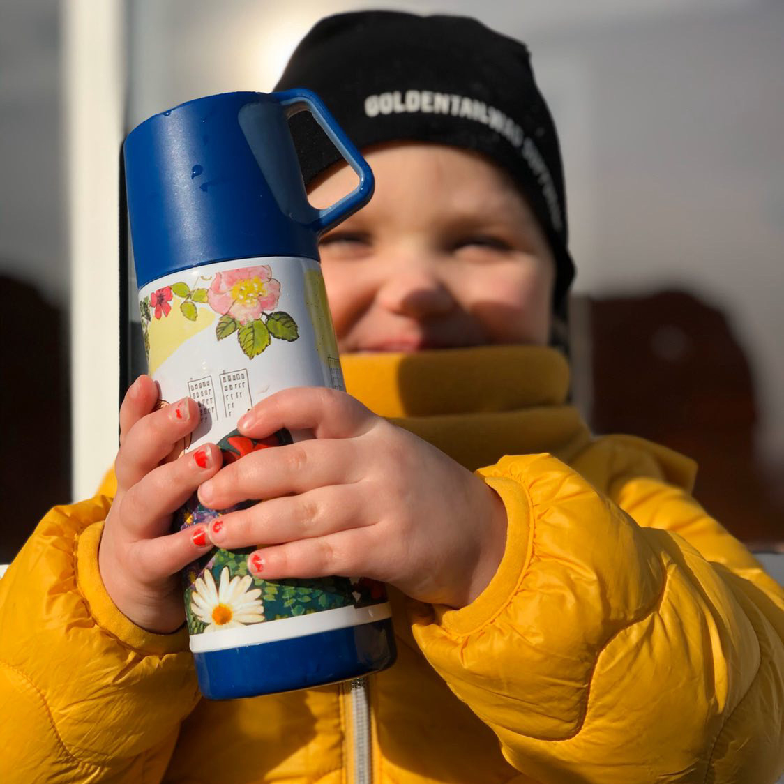 Barn med Alfons-termos ute