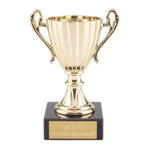 Pokal guld med fot gravyr ingår