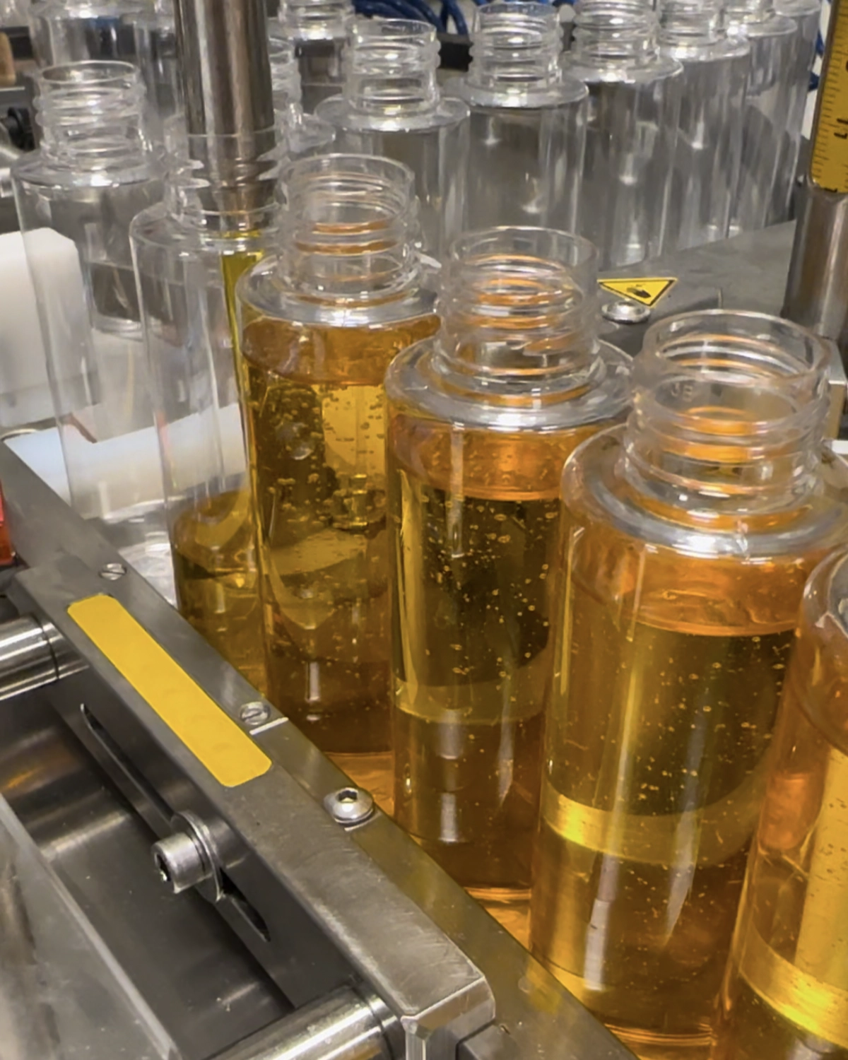Tillverkning och fyllning av Firming Body Oil hos Grevinnans Rum