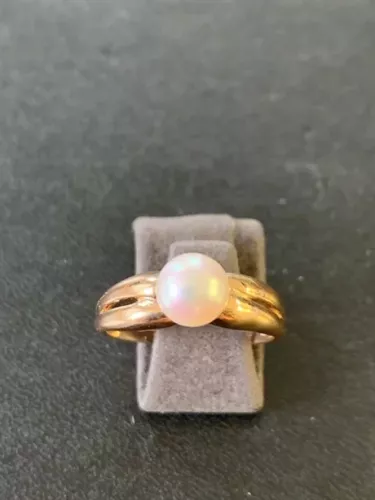 Pärlring i 18K guld med 7 mm sötvattenspärla och delad skena
