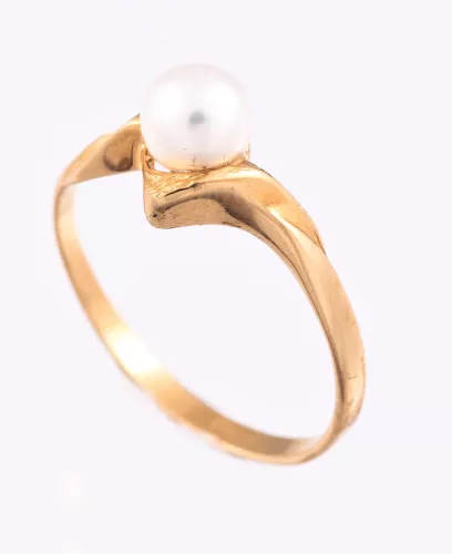 Pärlring i 18K guld med 5 mm sötvattenspärla och böjd ovandel