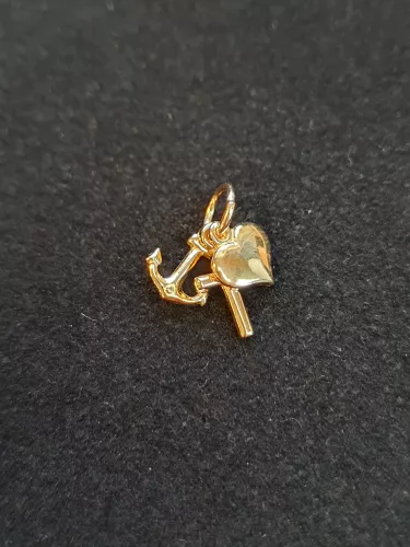 Tro hopp och kärlek med kompakt symbolgrupp i 18K guld