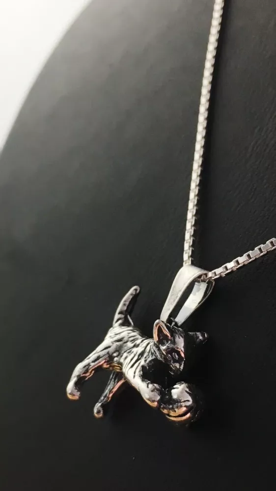 Lekande katt med boll silver 9250756H