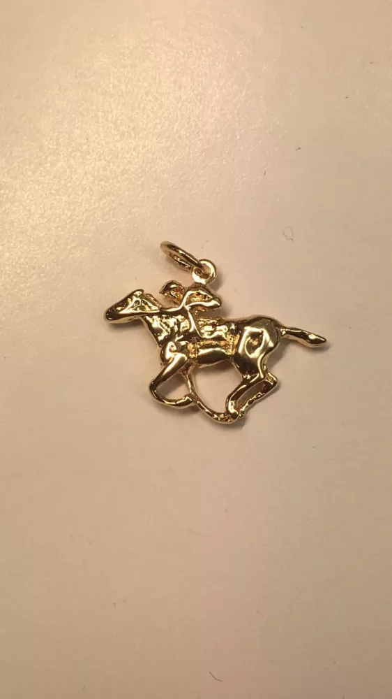 Häst m jockeyryttare 18K 180318H