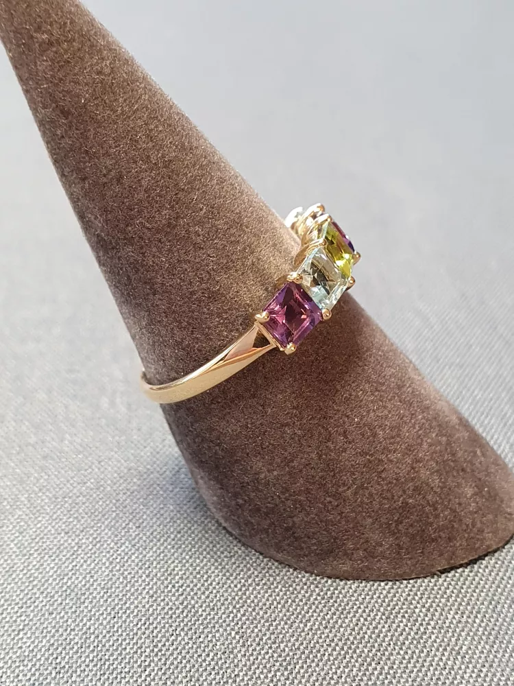Ring med färgade stenar 55,0 2,1gr 18K