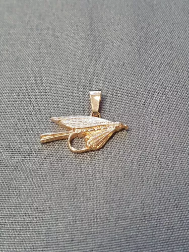 Flugfiskefluga hängsmycke i 18K guld – 19,8 mm brett