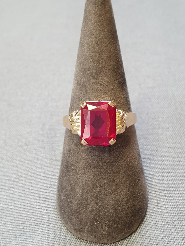 Ring med röd sten 56,0 2,8gr 18K