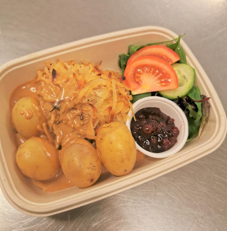 Kålpudding med kokt potatis och gräddsås