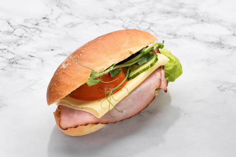 Rågbulle, ost och skinka