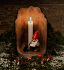 Tomte Läser Bok i Stubben 25cm