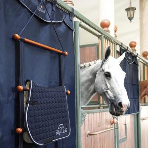 schabrakhängare i trä