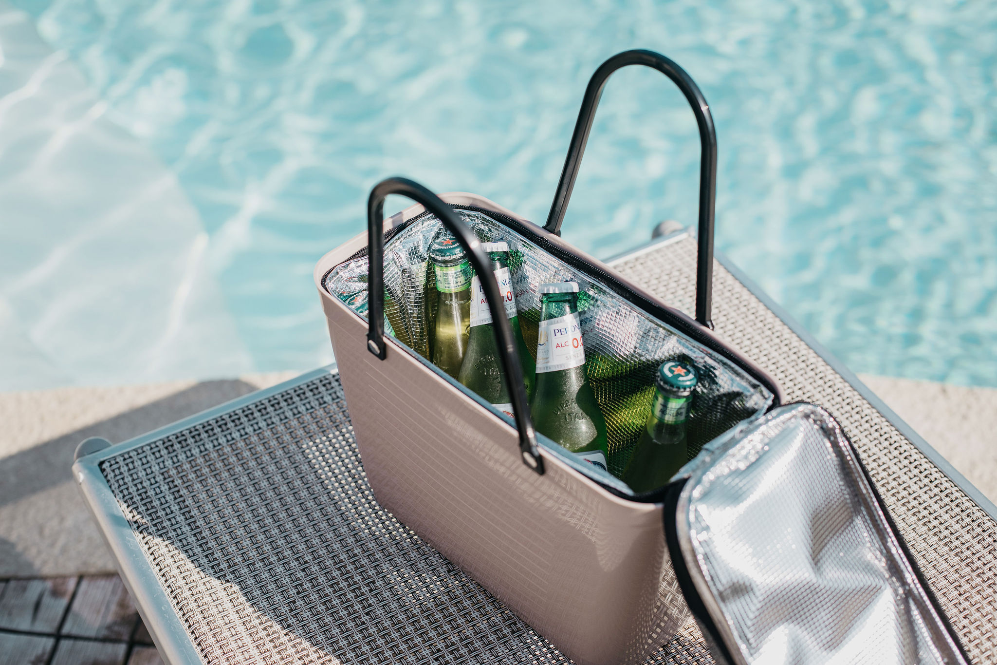 Hinza small Cooler bag with a removable shoulder strap.