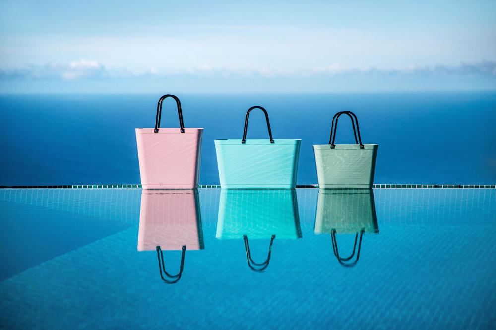 Discover the amazing plastic tote bags from Swedish Hinza.