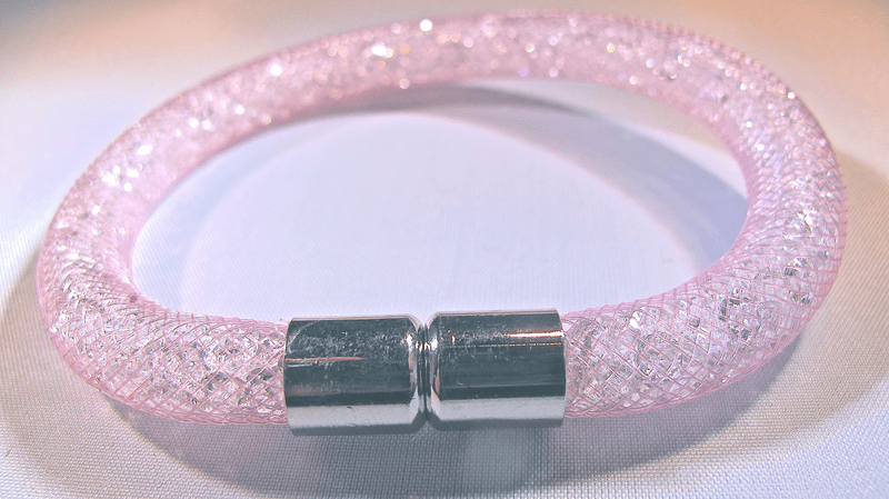 Rosa armband fylld med vita kristaller