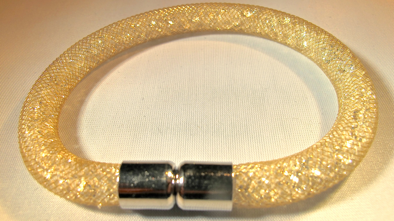 Guldfärgad armband fylld med vita kristaller