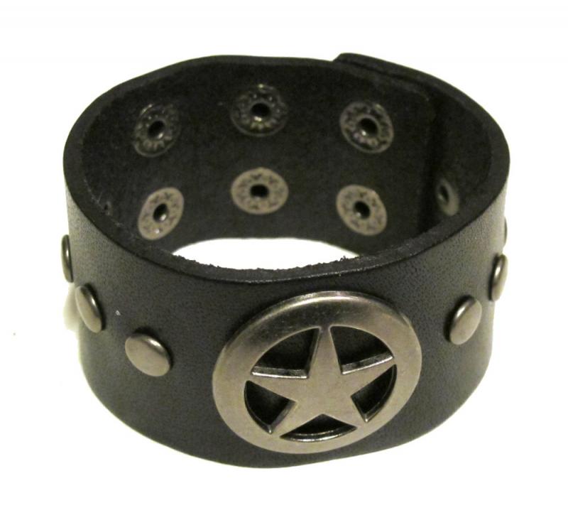 Leather bracelet with star and round rivets