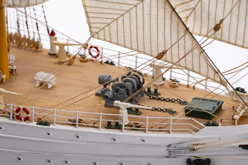 Esmeralda Special Edition - Wooden hull 1:100