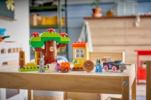 LEGO DUPLO Bluey Pizzatjejer med Muffin och Bluey 10469