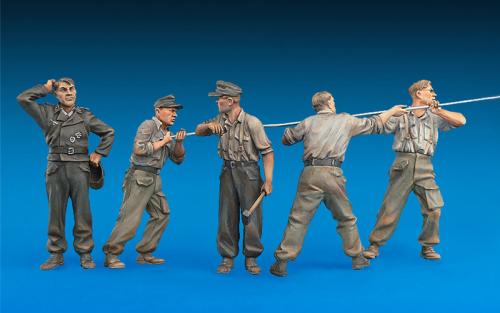 German Tank Crew at Work 1:35