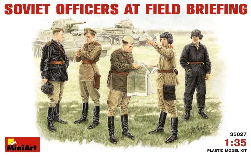 Soviet Officers at Field Briefing 1:35