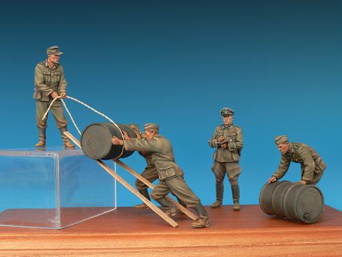 German Soldiers with Fuel Drums 1:35