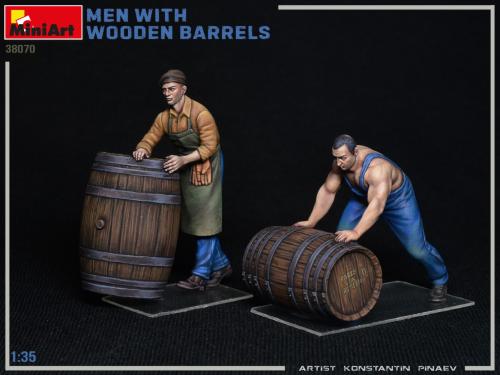 Men with Wooden Barrels 1:35