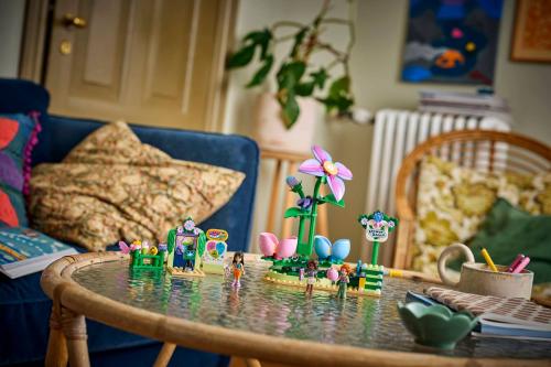 LEGO Friends Snurrande tekoppskarusell med blom- och älvtema 42702
