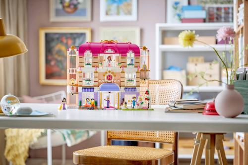 LEGO Friends Heartlake Citys Grand hotell 42704